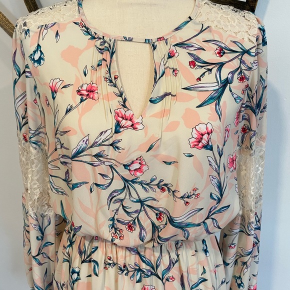 Express Lace & Floral Dress - Picture 2 of 4